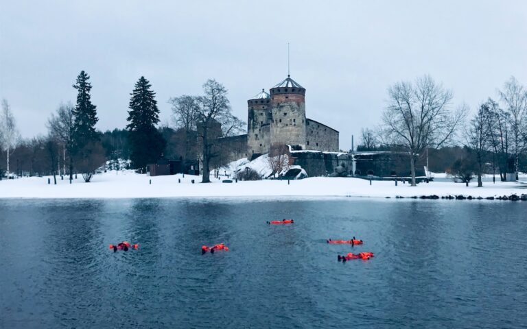 Eisschwimmen im Rettungsanzug in Savonlinna