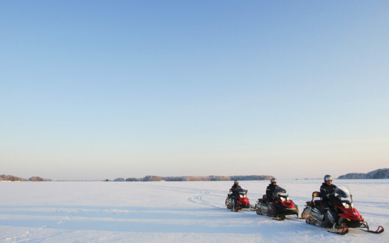 Snowmobile safaris in Oravi