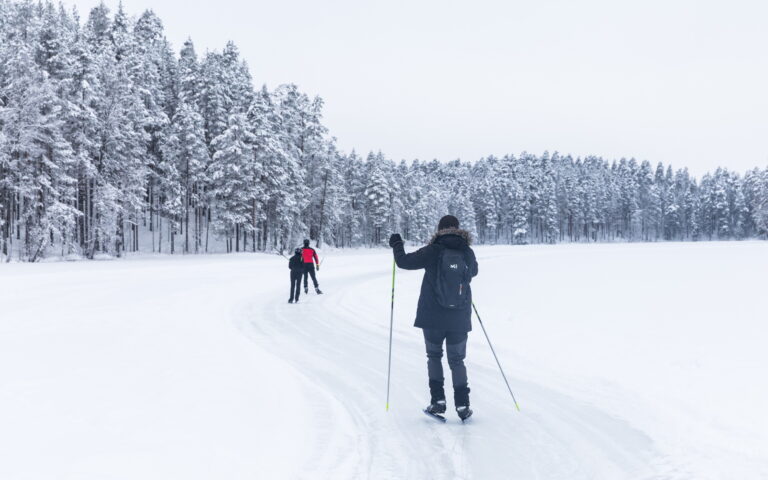 Eislaufstrecke und Winterwanderpfad nach Nationalpark Linnansaari