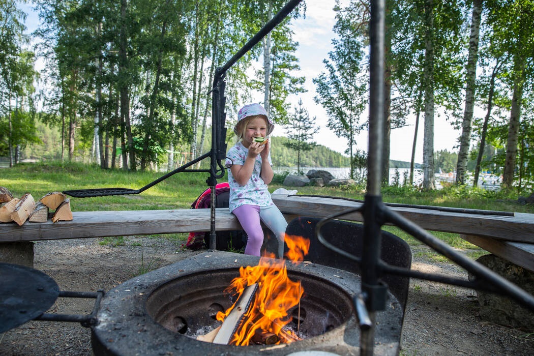 Yövy puussa - Tentsile Linnansaari - Visit Savonlinna