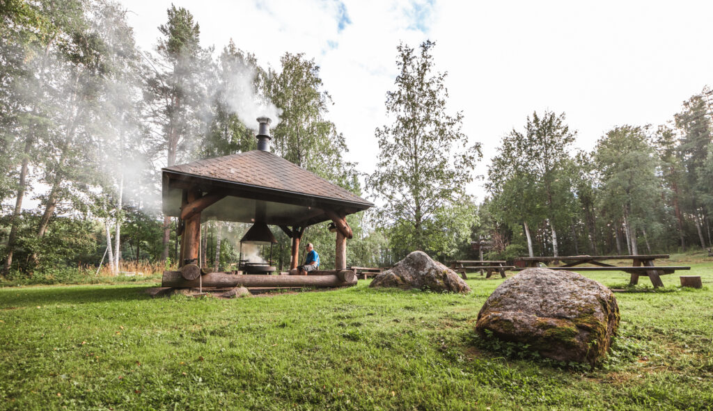 Yövy puussa - Tentsile Linnansaari - Visit Savonlinna