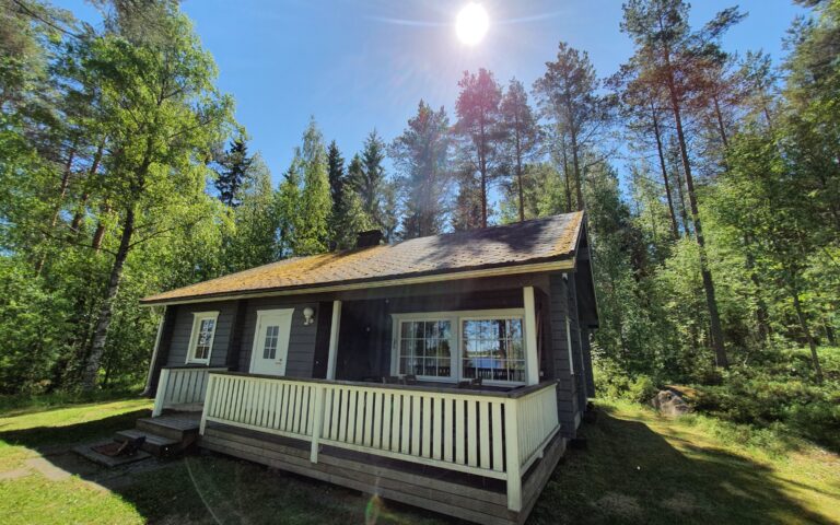 Lomamokkila – Lakeside Cottage 5 Mänty