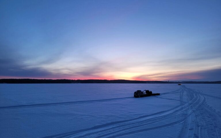 Talvinuotalla ammattikalastajien kanssa