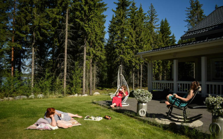 Tyssinniemi villa and Helmi lakeside sauna