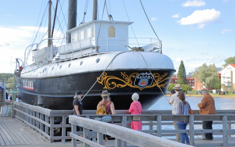 Museon opastettu museolaivakierros ryhmille!