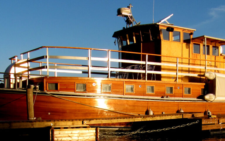 Teemaristeilyt puuveneellä tilauksesta