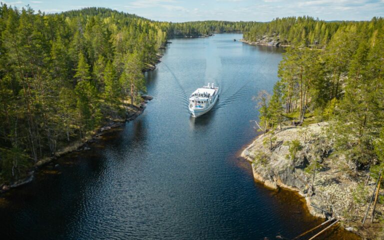 Keväästä syksyn pimeneviin iltoihin – Risteilyt yrityksille Saimaalla m/s Elviiralla ja m/s Ievalla