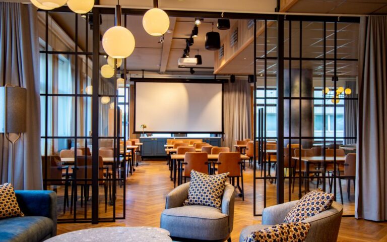 Kokous Original Sokos Hotel Seurahuoneella torin laidalla